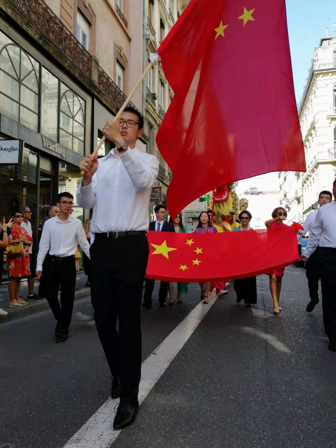 国际交流-2017级本科生谭伟业参加里昂旗帜节担任中国国旗护旗手